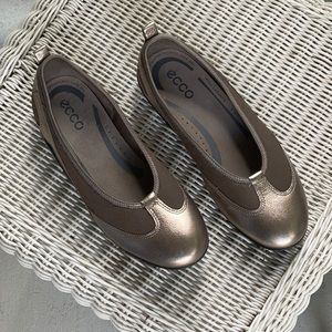 Ecco size 36 flats in great condition.